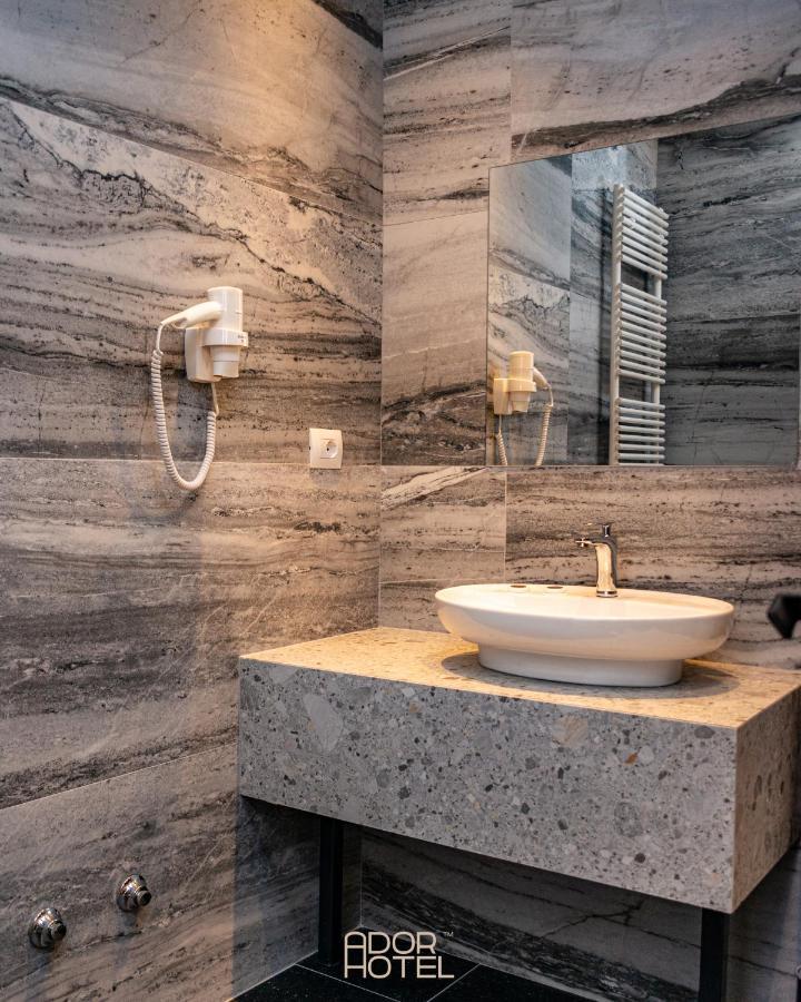 Ador Hotel North Mitrovica Екстер'єр фото